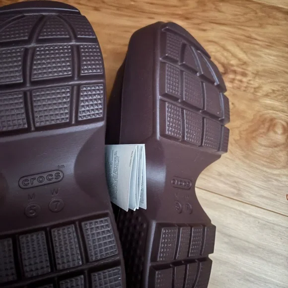NWT brown crocs. Size 7 - Picture 5 of 5